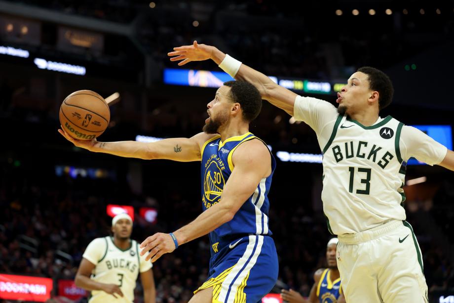 [图]库里31+7+7字母哥空砍34+10+5 勇士力擒雄鹿